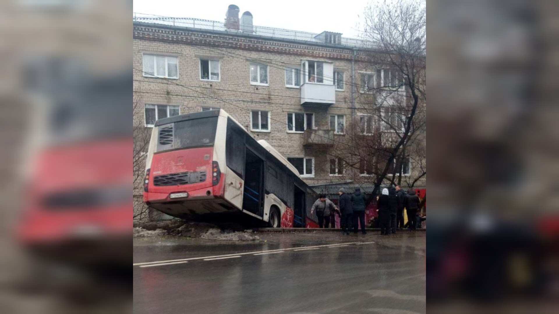 В Пермском крае пассажирский автобус без водителя улетел в кювет возле жилого дома
