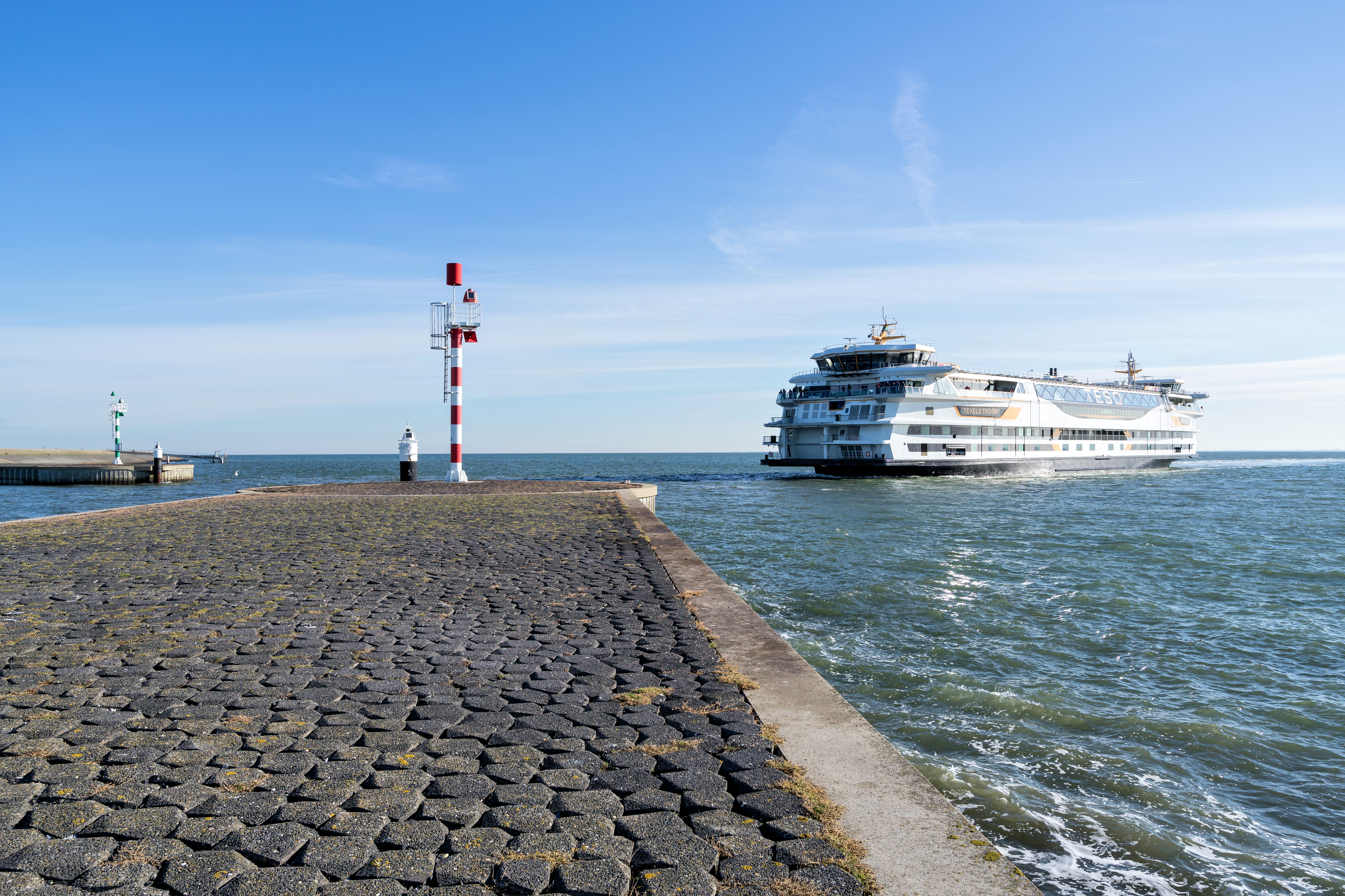 Паром из Трабзона в Сочи проверяют более восьми часов после двух суток в море