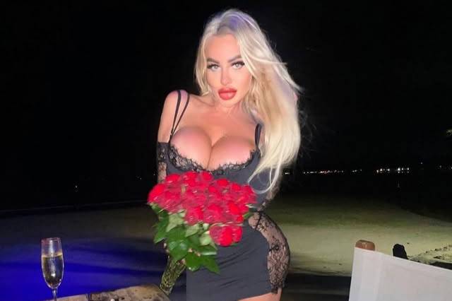 «Уральскую Барби» выгнали из бара в Петербурге из-за «слишком большой груди»