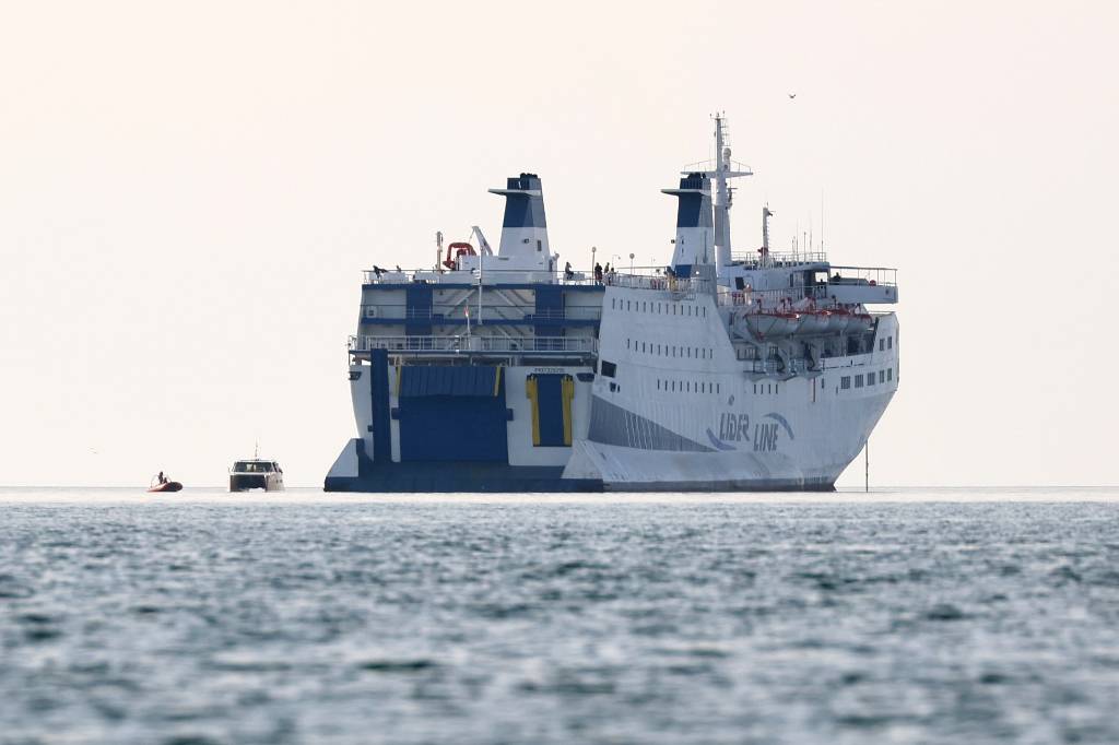 Паром из Трабзона в Сочи проверяют более восьми часов после двух суток в море