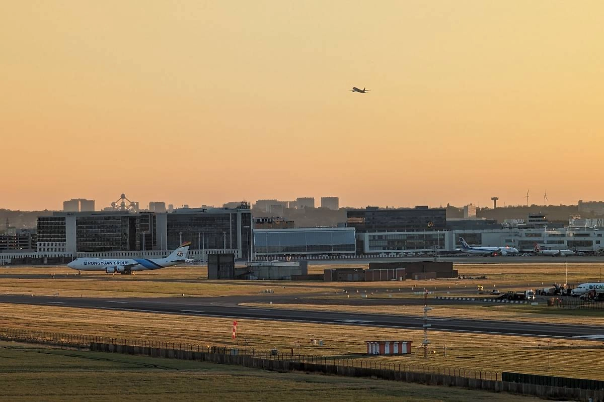 Аэропорт Льежа приостановил работу из-за неопознанного летающего объекта