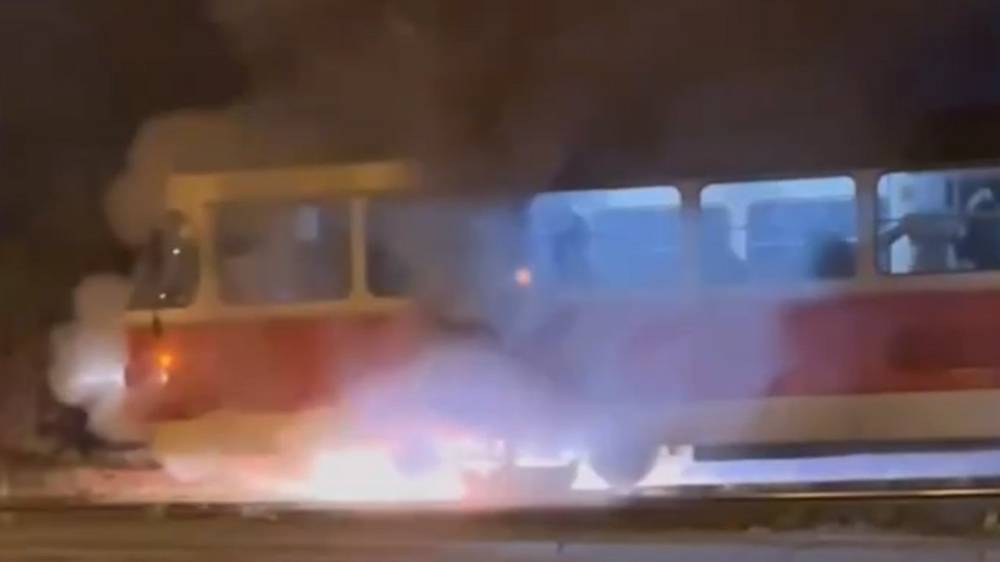 В Киеве из-за перебоев с энергоснабжением загорелся трамвай