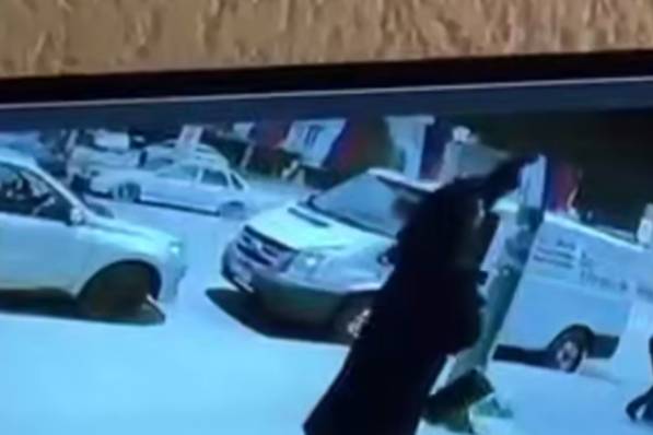 МВД Краснодара проверяет информацию о женщине, выбросившей в мусорку российские флаги