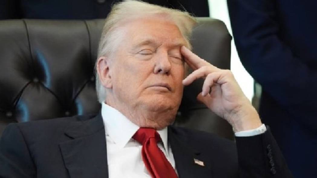 «Сонливый Дон вернулся»: Трамп уснул на пресс-конференции в Овальном кабинете