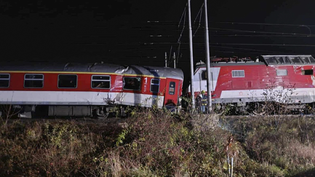 Два поезда столкнулись у Братиславы, пострадали около 30 человек