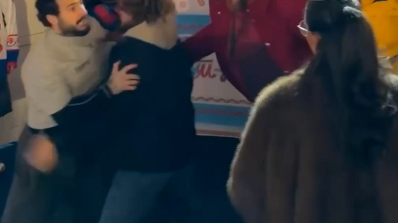 Директор Киркорова заступился за артиста и подрался с блогером на открытии ГУМ-катка