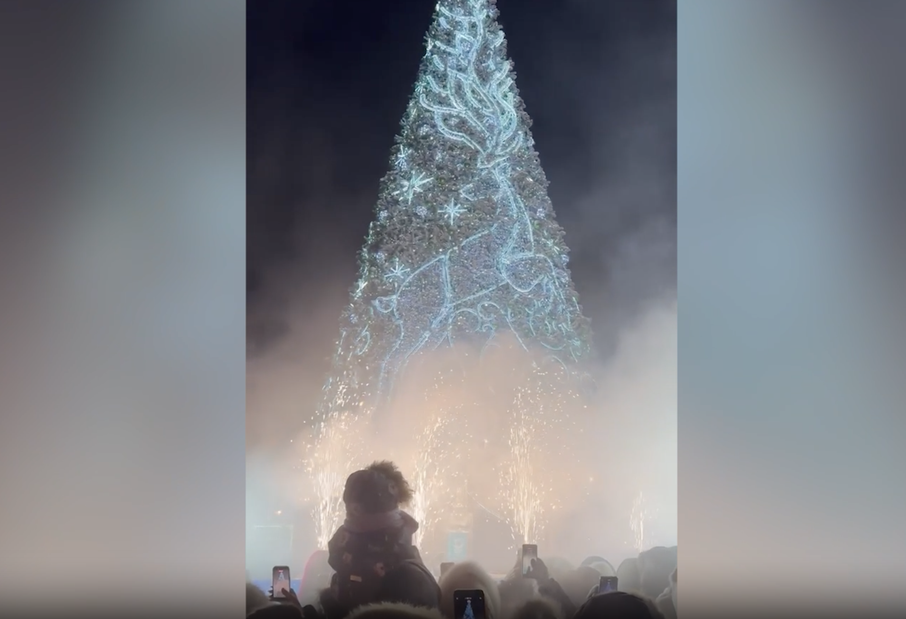 В Якутске повелитель холода зажёг первую в стране новогоднюю елку