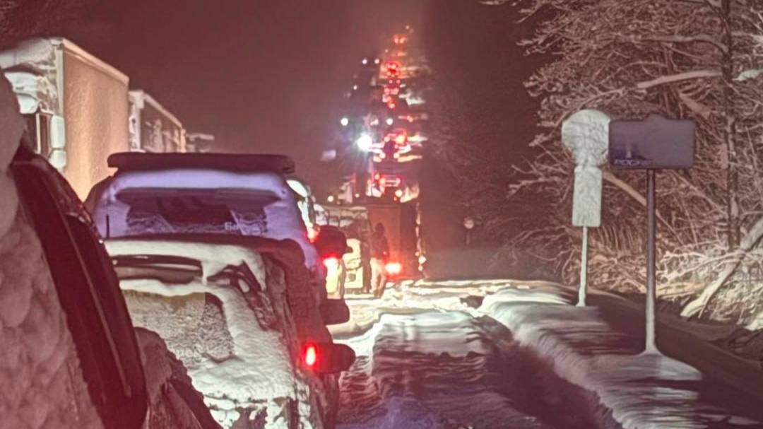 Сотни машин застряли на трассе у Байкала из-за большегрузов в декабрьский мороз