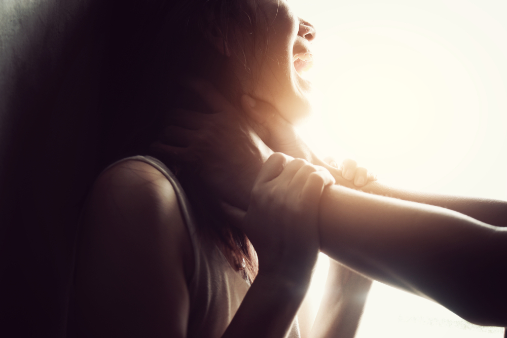 Россиянин столкнул девушку с лестницы в ночном клубе из-за сигарет