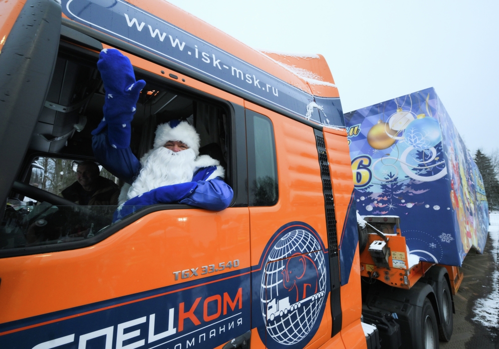 Главную новогоднюю ёлку отправили из Рузы в Кремль под управлением Деда Мороза