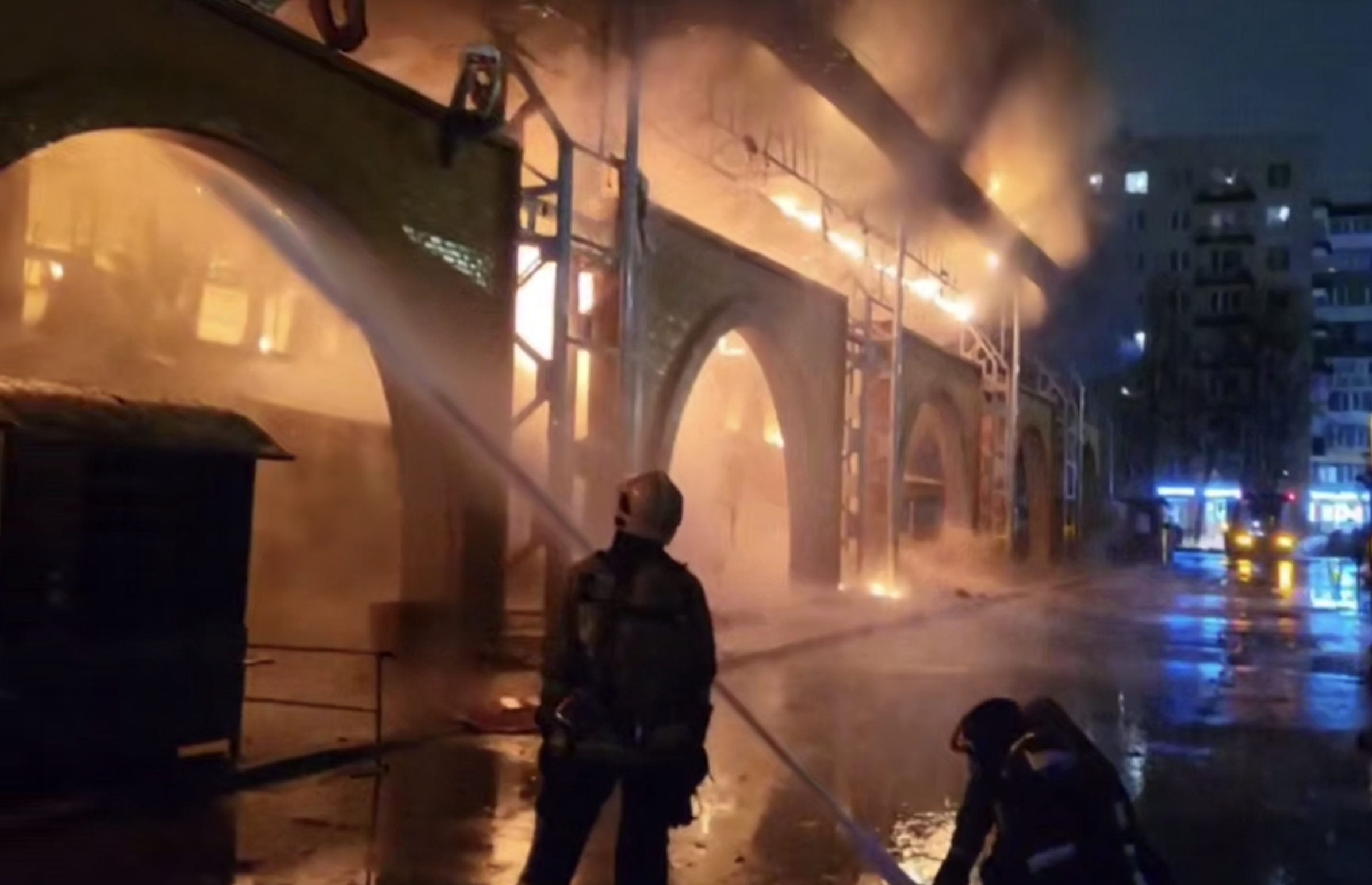 Один погибший обнаружен при тушении пожара на рынке в Петербурге