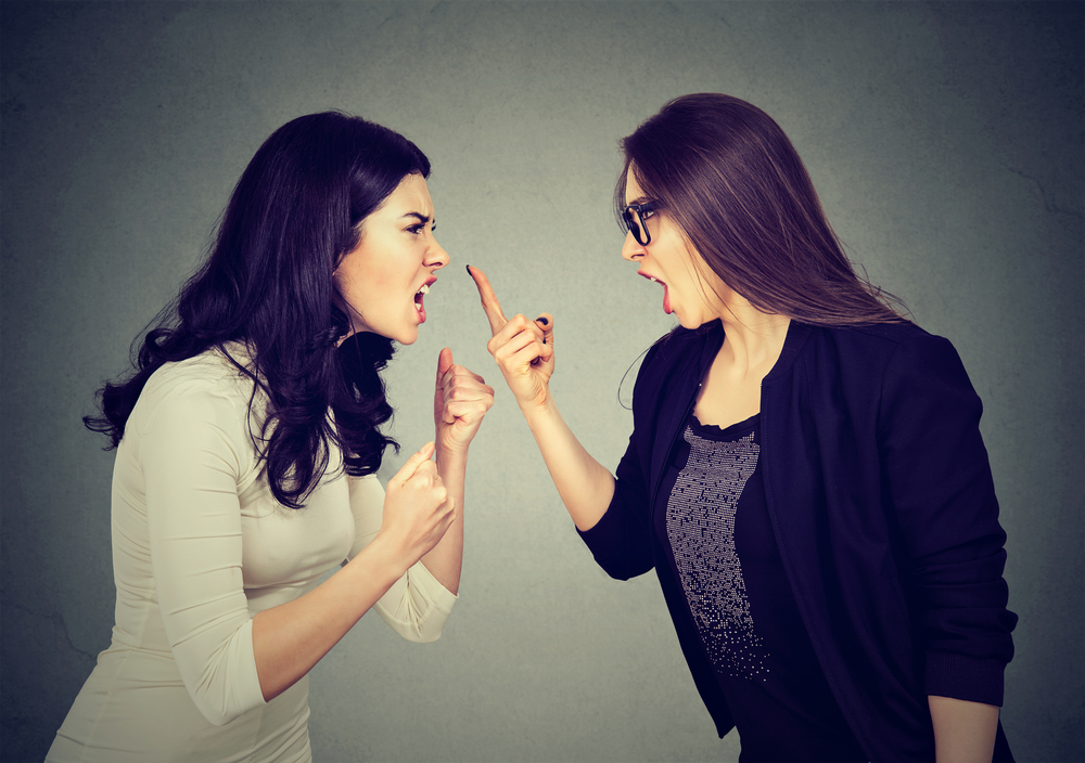 В Хабаровске девушка откусила сопернице палец во время драки в кафе