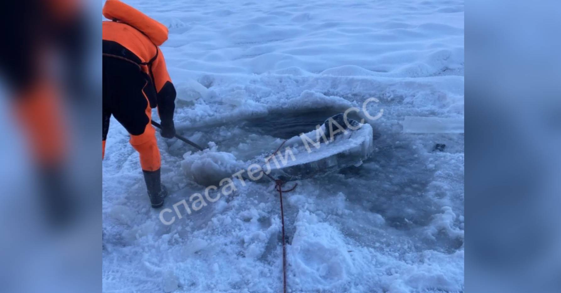 Спасатели нашли вмерзшее в лёд тело пенсионера на реке в Новосибирске