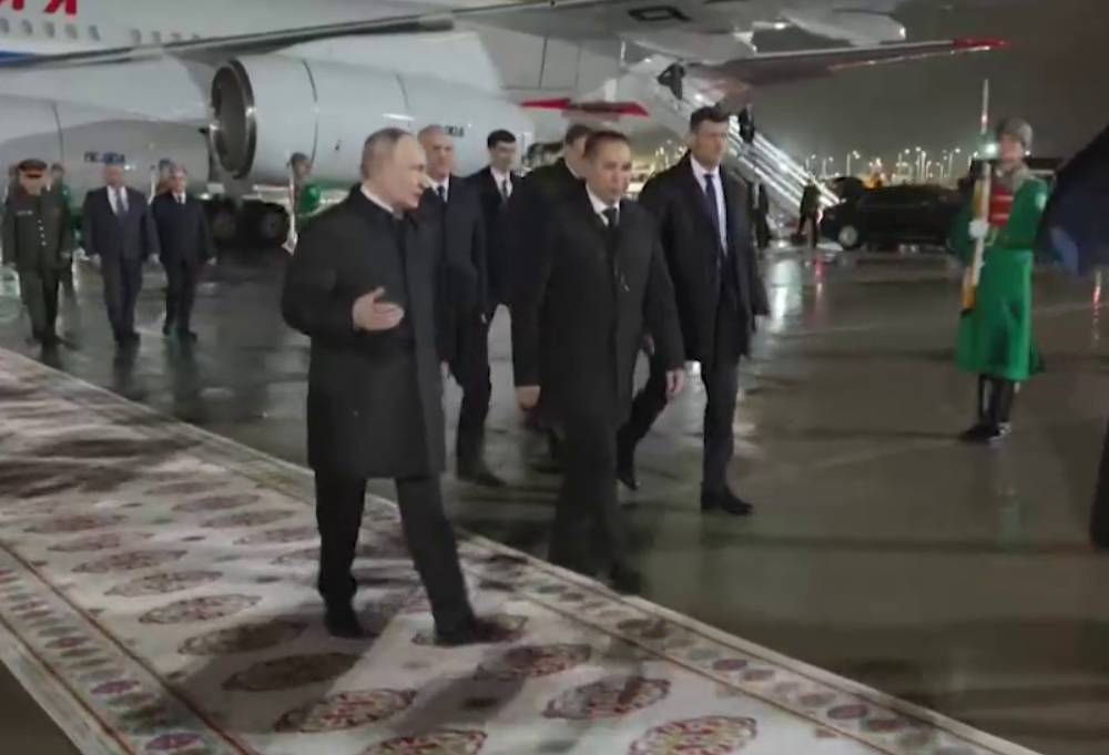 Встретили цветами и почётным караулом: Путин прибыл в Ашхабад