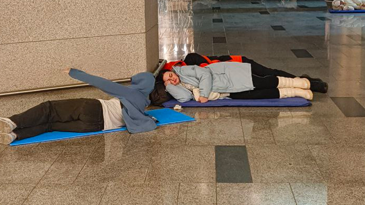 Пассажиры спят на ковриках во Внуково из-за закрытого неба над Москвой