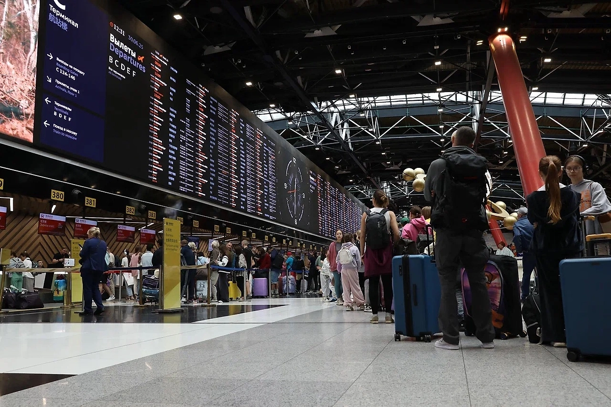 Пассажиры ждут на полу и уже 16 часов не могут вылететь в Дубай из Внуково