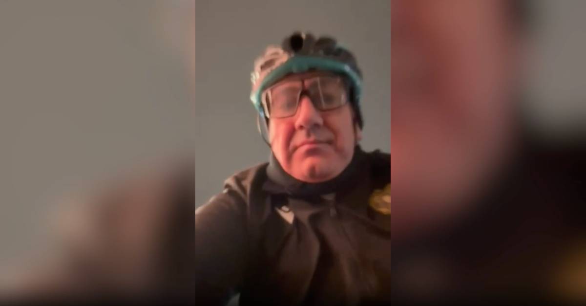 Пашинян спустя год вновь устроил велопрогулку по Москве и чуть не выронил телефон