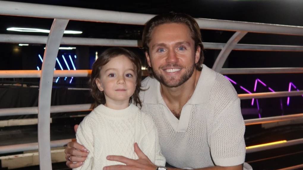 Moskovska policija preiskuje grožnje družini pevca Sokolovskega