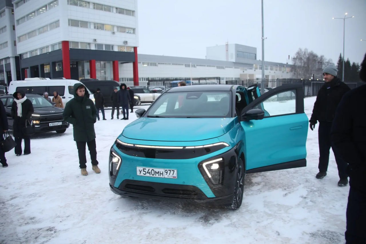 КамАЗ сообщил о старте предпродаж российского электромобиля «Атом»