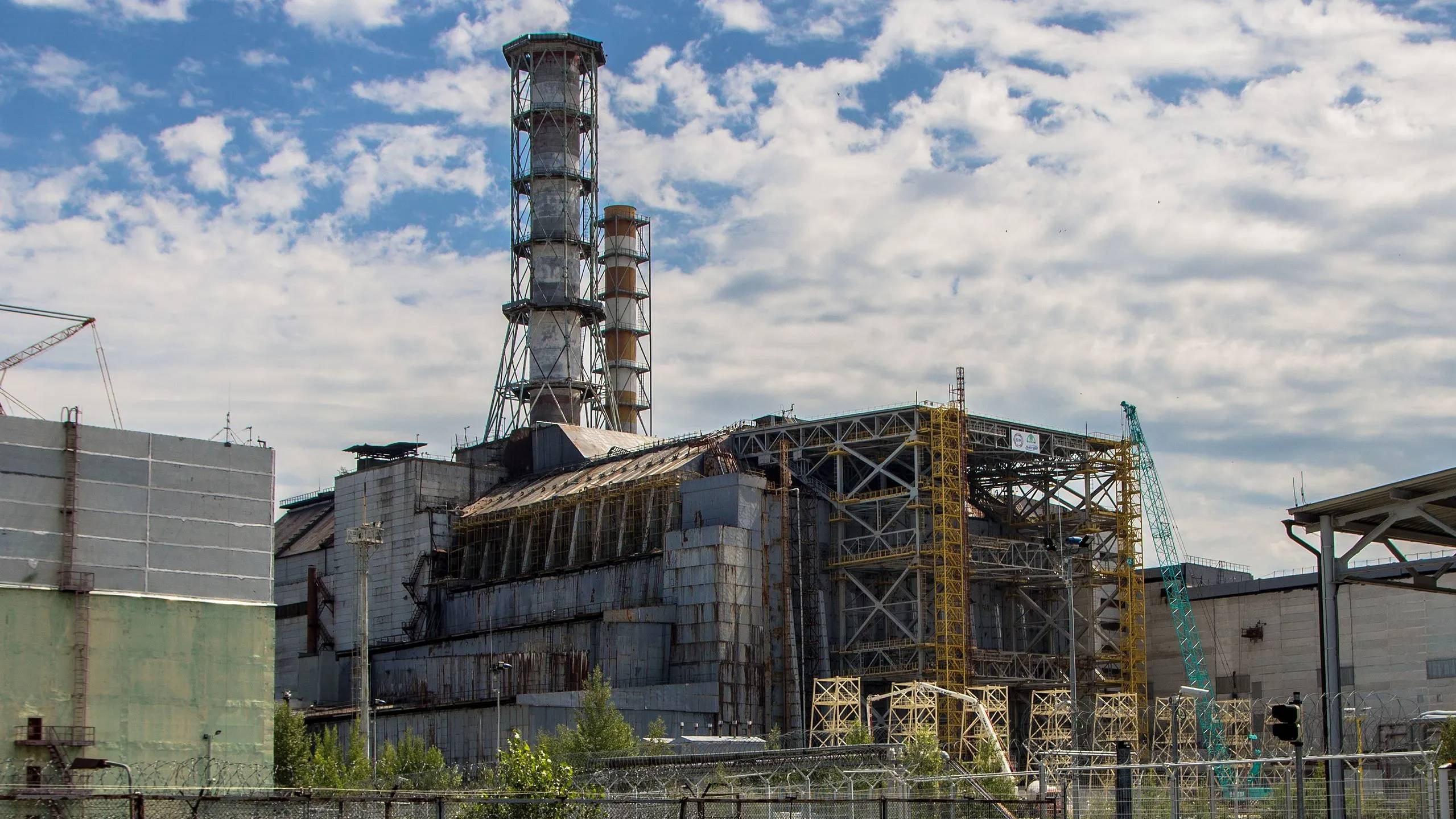 Гросси сообщил об остановке работ на Чернобыльской АЭС из-за дыры в саркофаге
