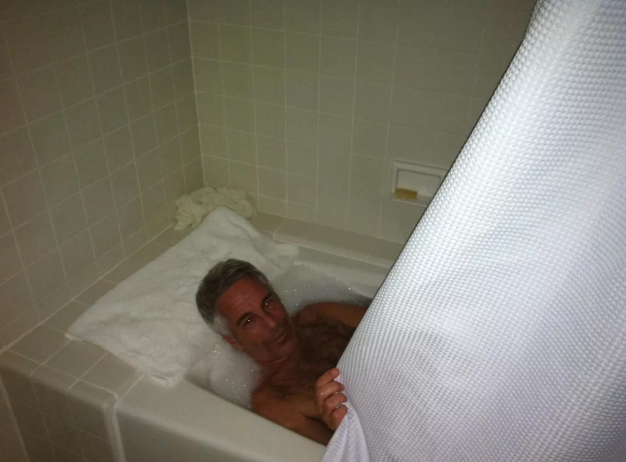 Демократы США слили нюдсы Эпштейна из ванной и тыквенного Трампа