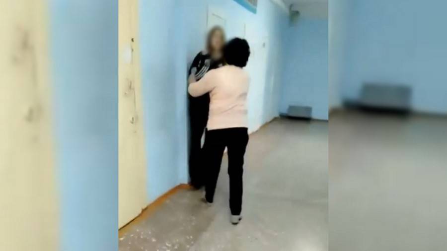 В Прикамье учительница насильно затащила школьницу в туалет, чтобы смыть макияж