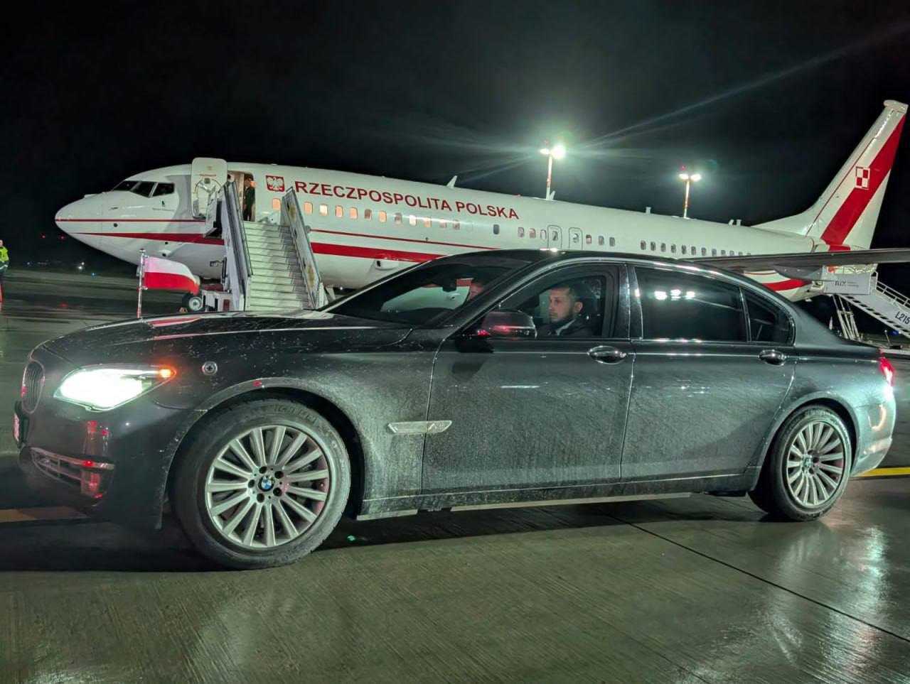 «Тёплый» приём: Латвия опозорилась из-за грязного авто для президента Польши