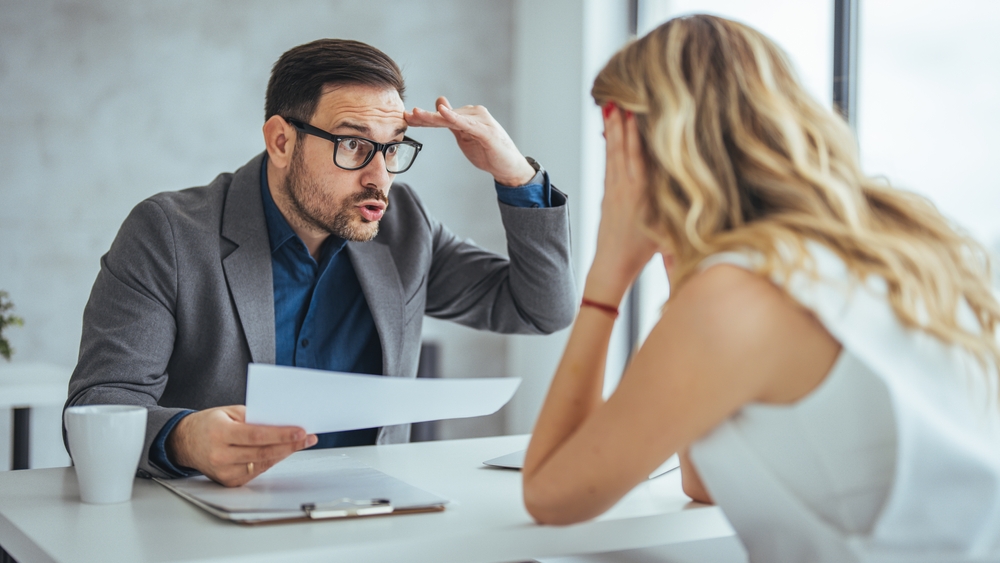 «Подпиши, а то уволю»: Юрист рассказал, как защититься от начальника-шантажиста и выиграть суд