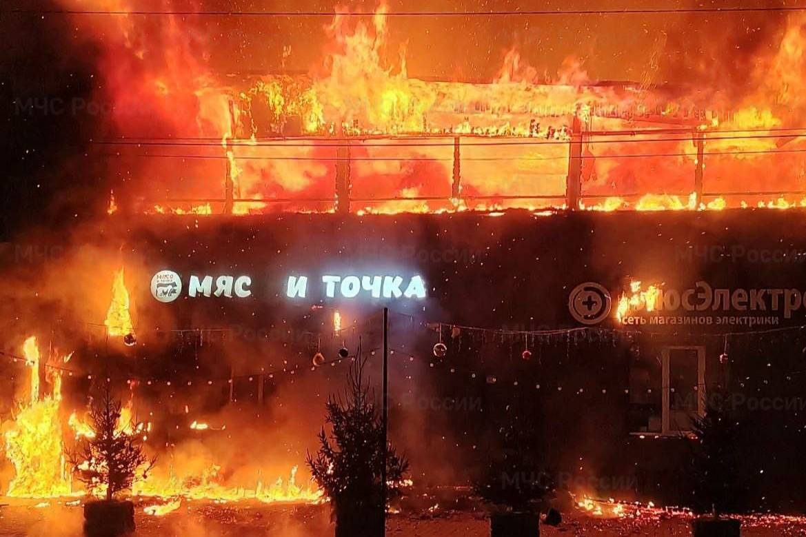 В подмосковной Рузе загорелось здание, площадь пожара — 400 кв. метров