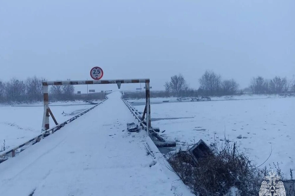 В Башкирии автомобиль с двумя людьми вылетел с дороги и упал в реку