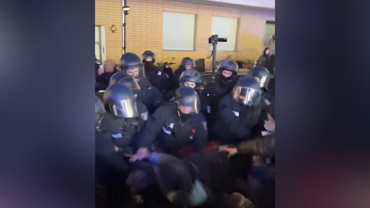 В Берлине на демонстрации пострадали 8 полицейских, задержаны 18 человек