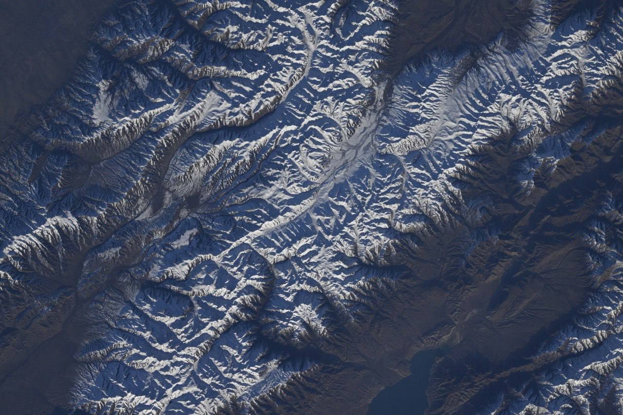 Завораживающие кадры: «Роскосмос» показал фото заснеженных гор Памира с МКС