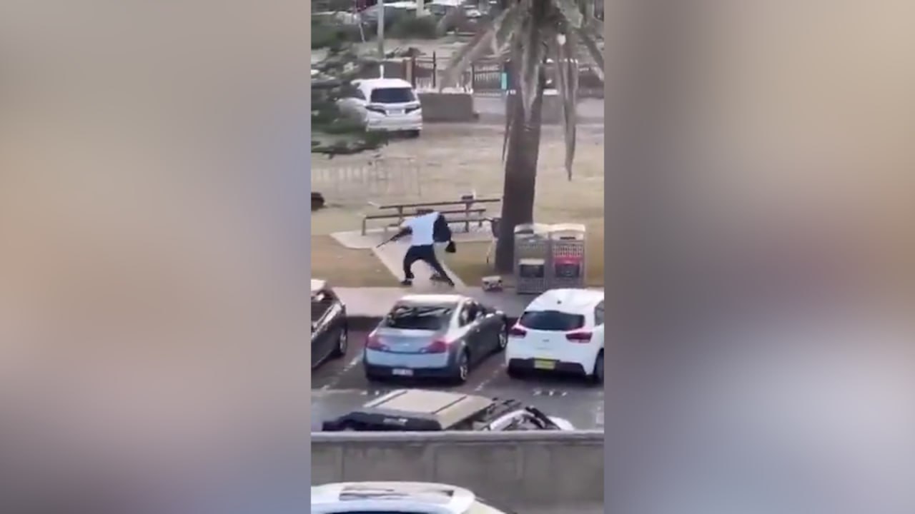 С голыми руками на винтовку: Смелый прохожий обезвредил одного из открывших огонь на пляже в Сиднее