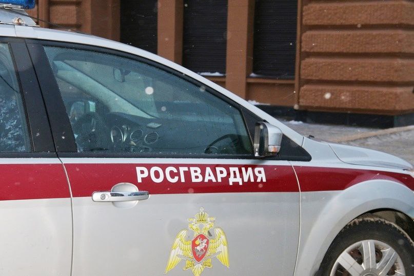 Напавшего на учительницу в Петербурге девятиклассника нашли на полу с ранами головы