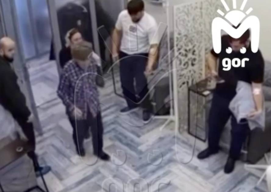 Видео из Чечни: Пациенты под капельницами поднялись в знак уважения к старшему