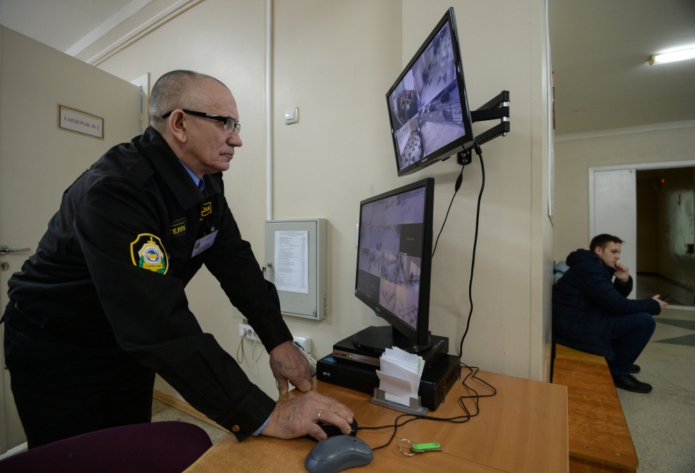 Рамки в школе, где ученик напал на учительницу, сработали на нож, но охрана парня не остановила