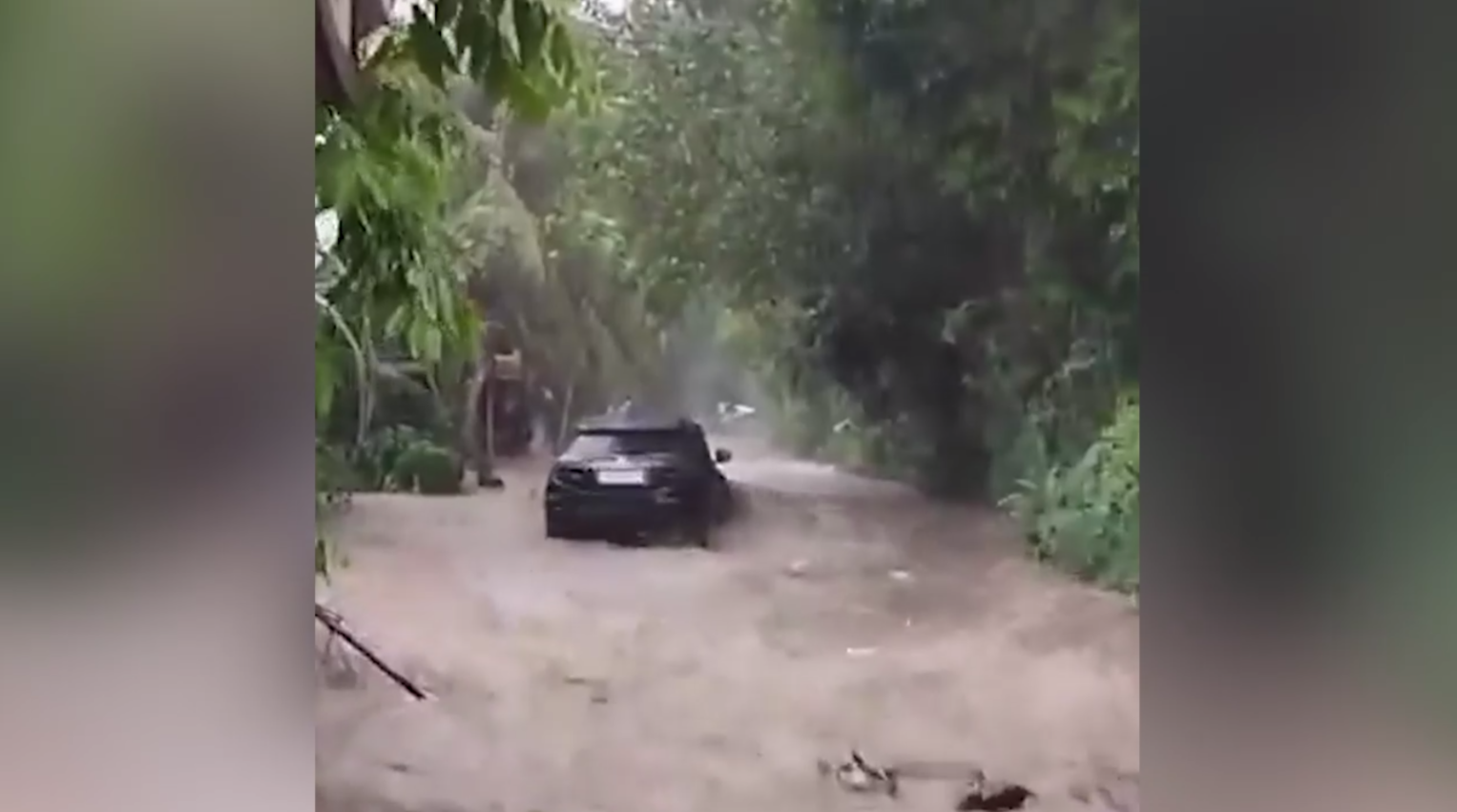 Россиянка погибла на Бали во время мощного наводнения, её унесло паводком