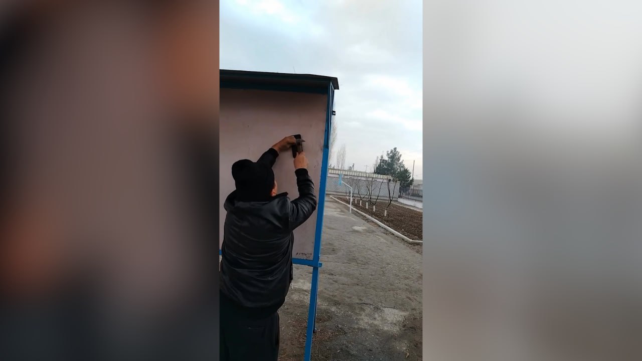 Жестокое воспитание: Директор школы отобрал у ученика мобильник и прибил его гвоздём к доске