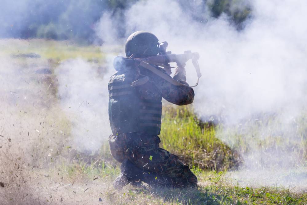 Сержант Вооружённых сил России Лацвик уничтожил из гранатомёта танк ВСУ