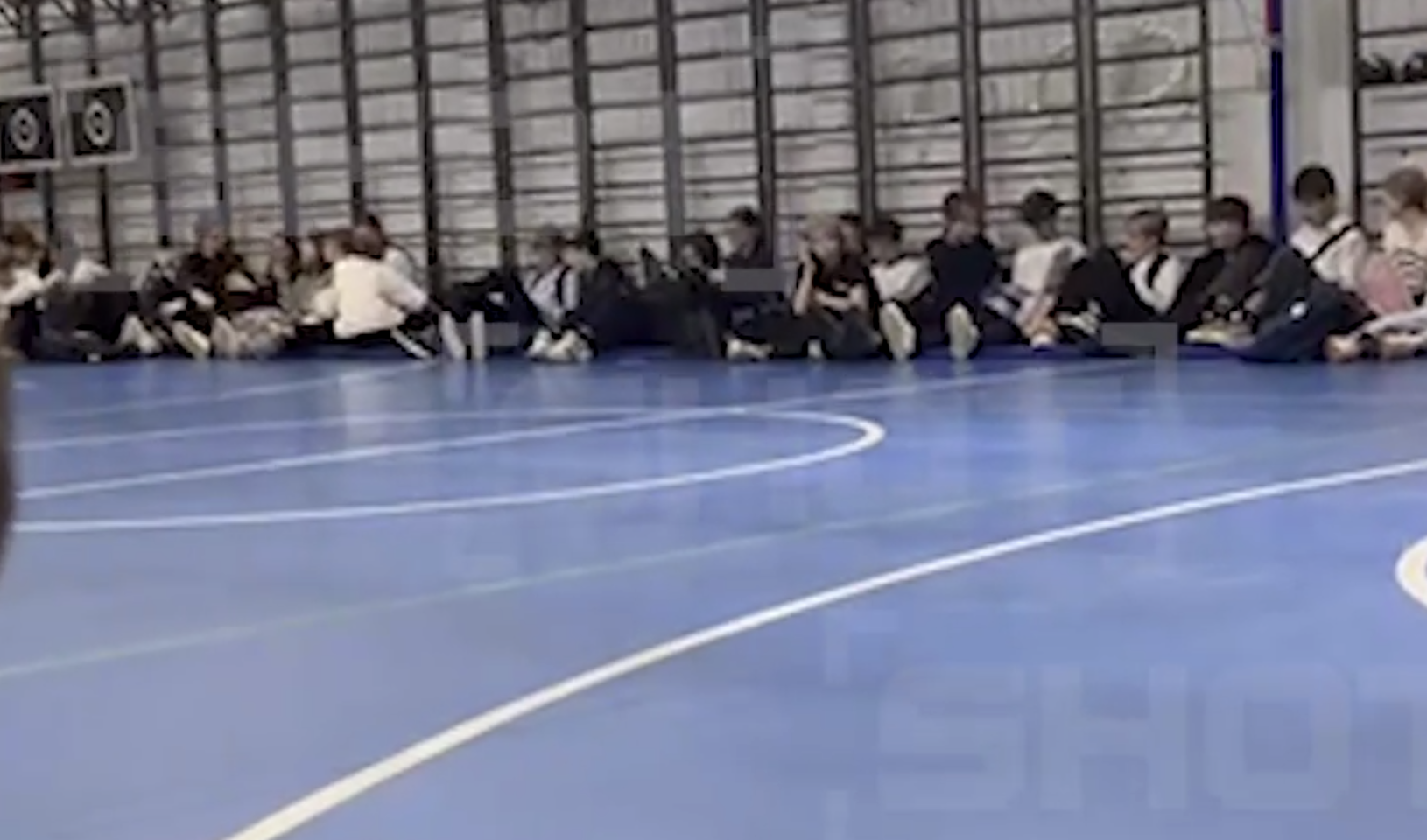 Детей школы в Петербурге, где ученик порезал педагога, спрятали в спортзале 