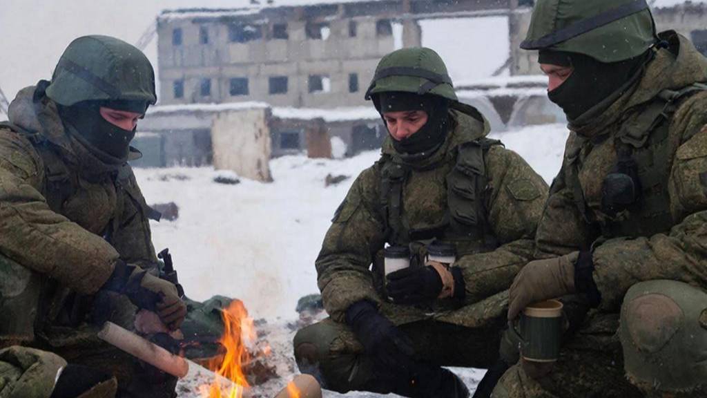 Российским военным в зоне СВО пришлось жечь пластиковые трубы для обогрева