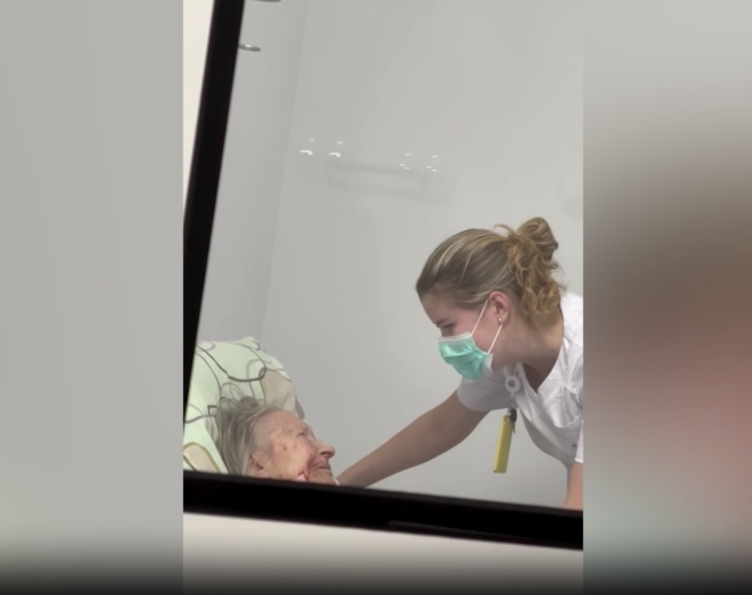 Медсестра в Москве спела песню, чтобы успокоить пациентку во время кровотечения