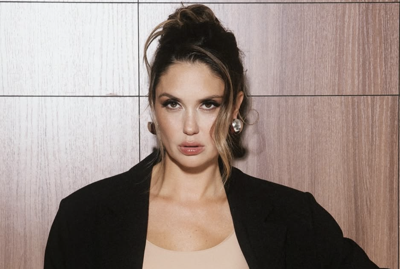 Агата Муцениеце родила третьего ребёнка