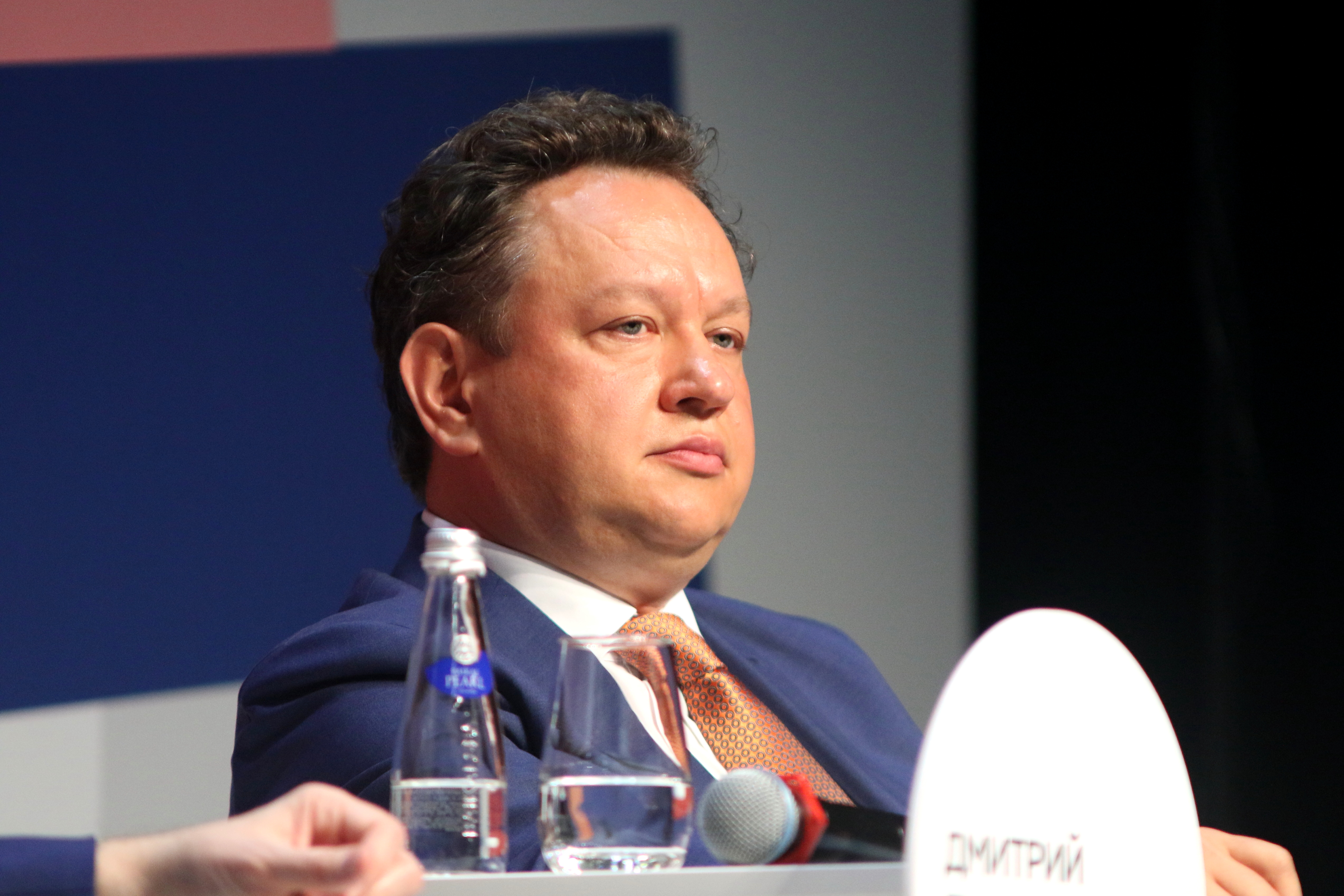 Топ-менеджер ВТБ назвал курс рубля «безумными качелями» и предложил реформу