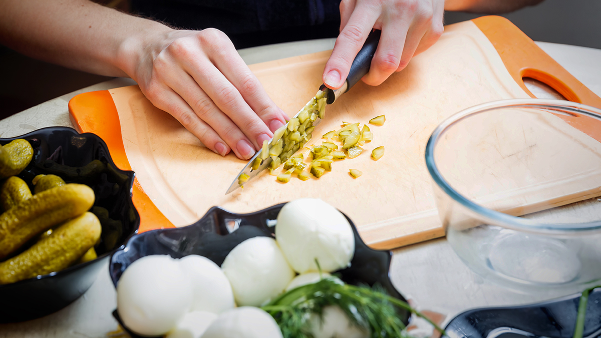 Не верьте, что без колбасы невкусно: готовим оливье, который станет полезнее и даже вкуснее