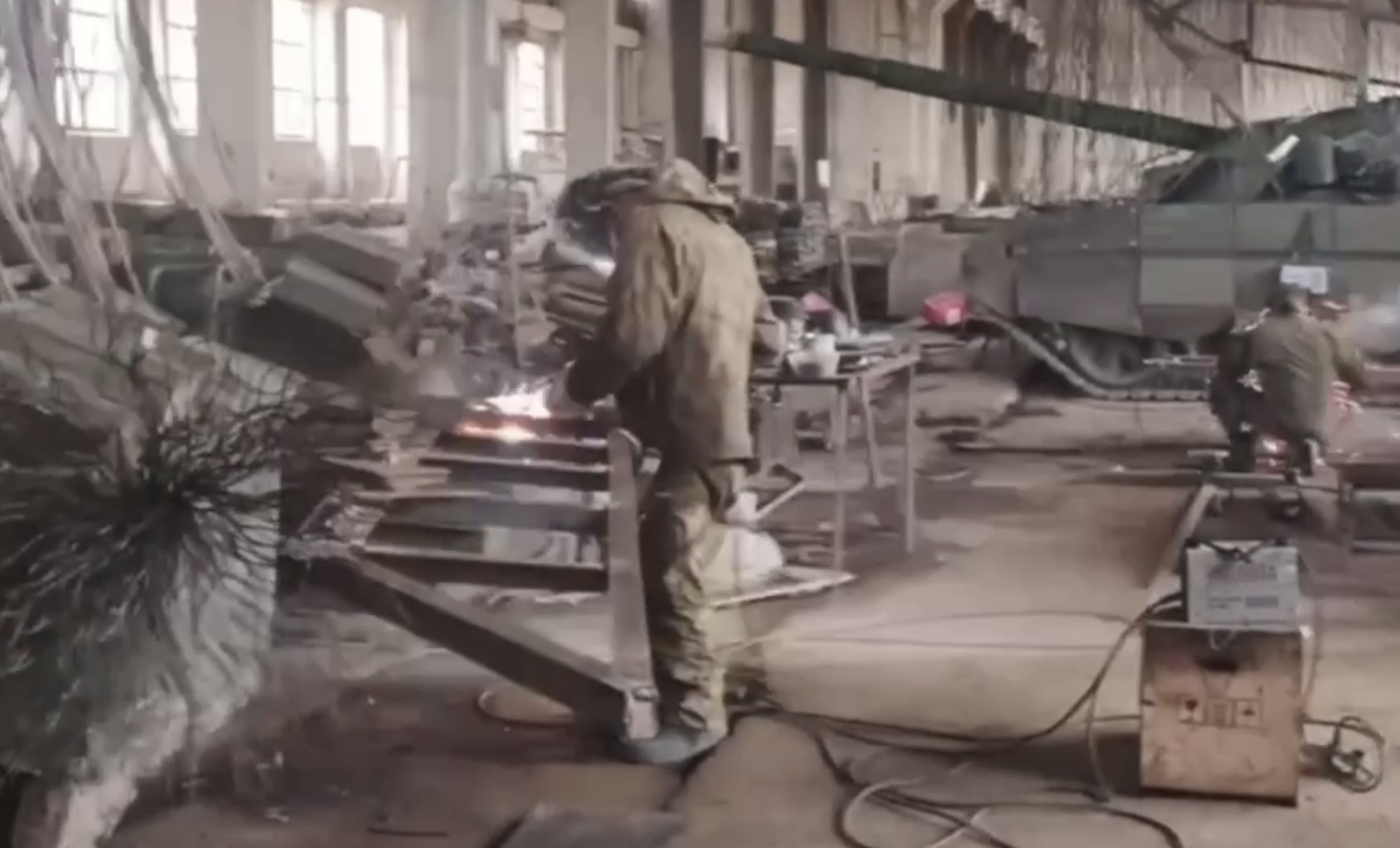 Народный фронт показал Life.ru, как создаются легендарные танки-мангалы