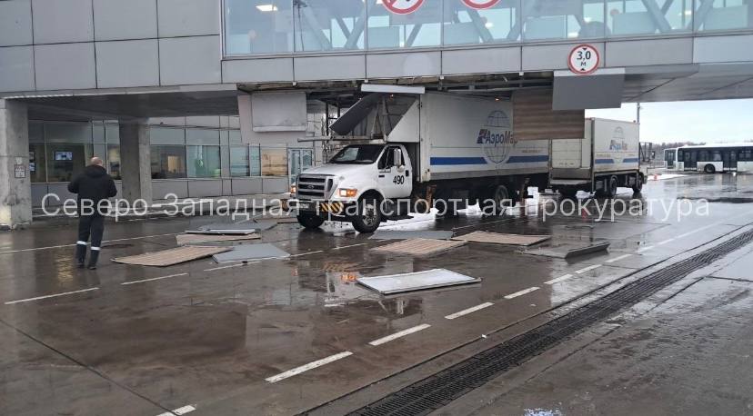 Момент столкновения грузовика с пассажирским &laquo;рукавом&raquo; в Пулково попал на видео