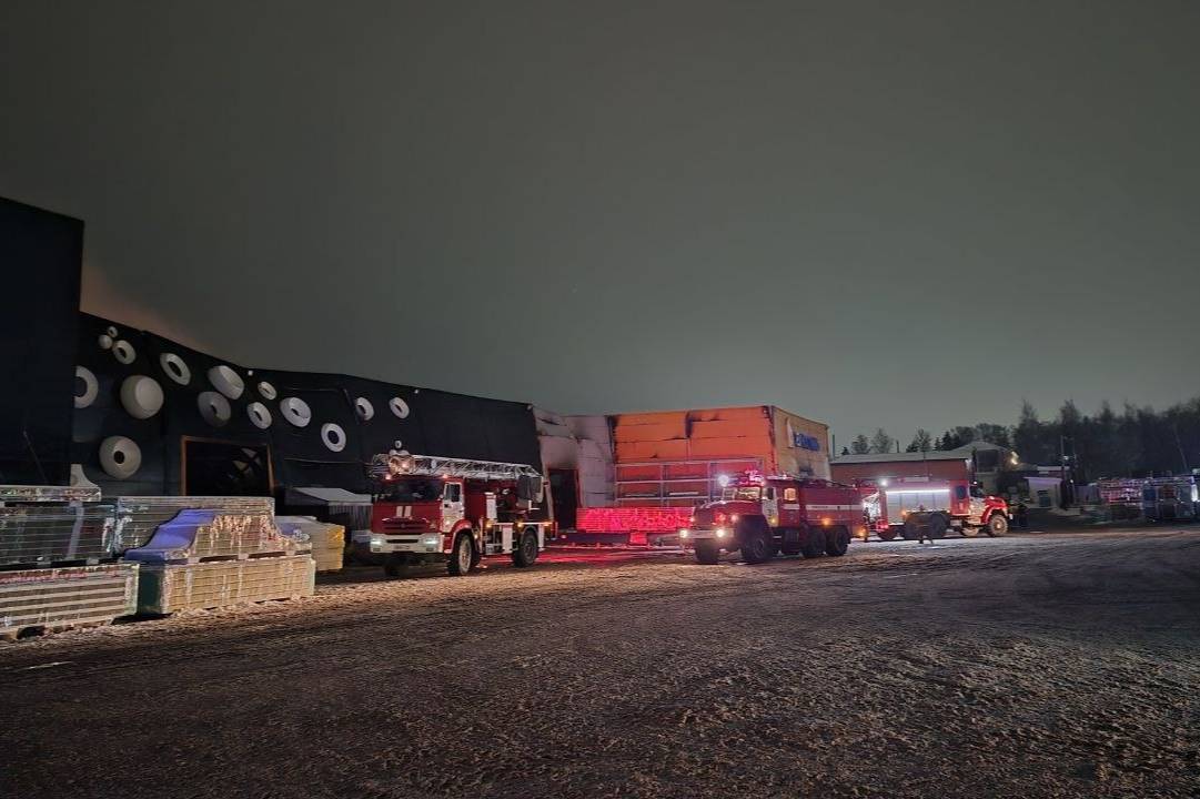 Крупный пожар в цехе сендвич-панелей под Тулой потушили спустя 8 часов