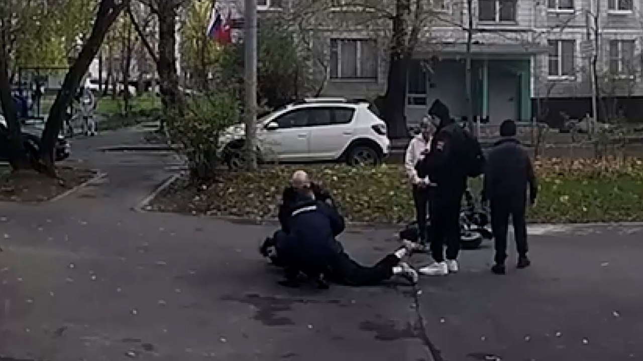 Ветеран СВО помог полицейским схватить наркоторговца в Москве и стал героем видео