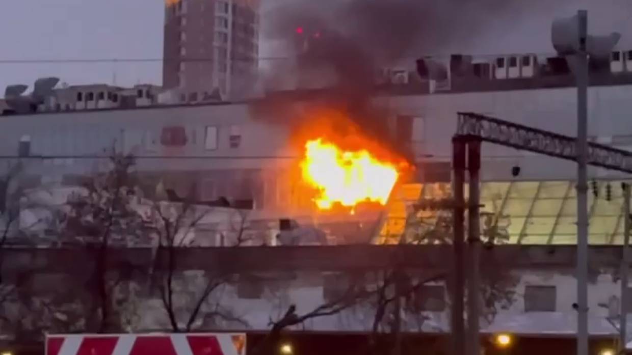 Чёрный дым и пламя из окон: В Москве полыхает бизнес-центр